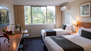 Deluxe Twin Room With Park View | Pillowtop beds, individually decorated, individually furnished, desk - Parkview Motor Inn (Wangaratta)