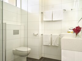 Ducha, artículos de tocador gratuitos, secador de pelo, toallas