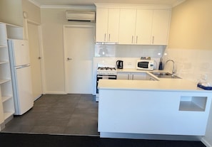 Microwave, electric kettle, toaster, cleaning supplies - Parkview Motor Inn (Wangaratta)