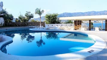 2 udendørs pools