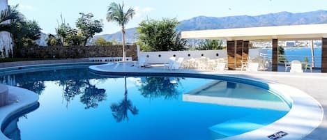 2 piscines extérieures