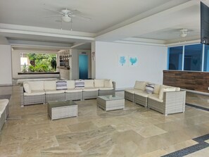 Lobby sitting area - Hotel Aristos Acapulco (Acapulco)