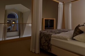 Skyloft Junior Suite | Bộ đồ giường kháng dị ứng, nệm Select Comfort, minibar 