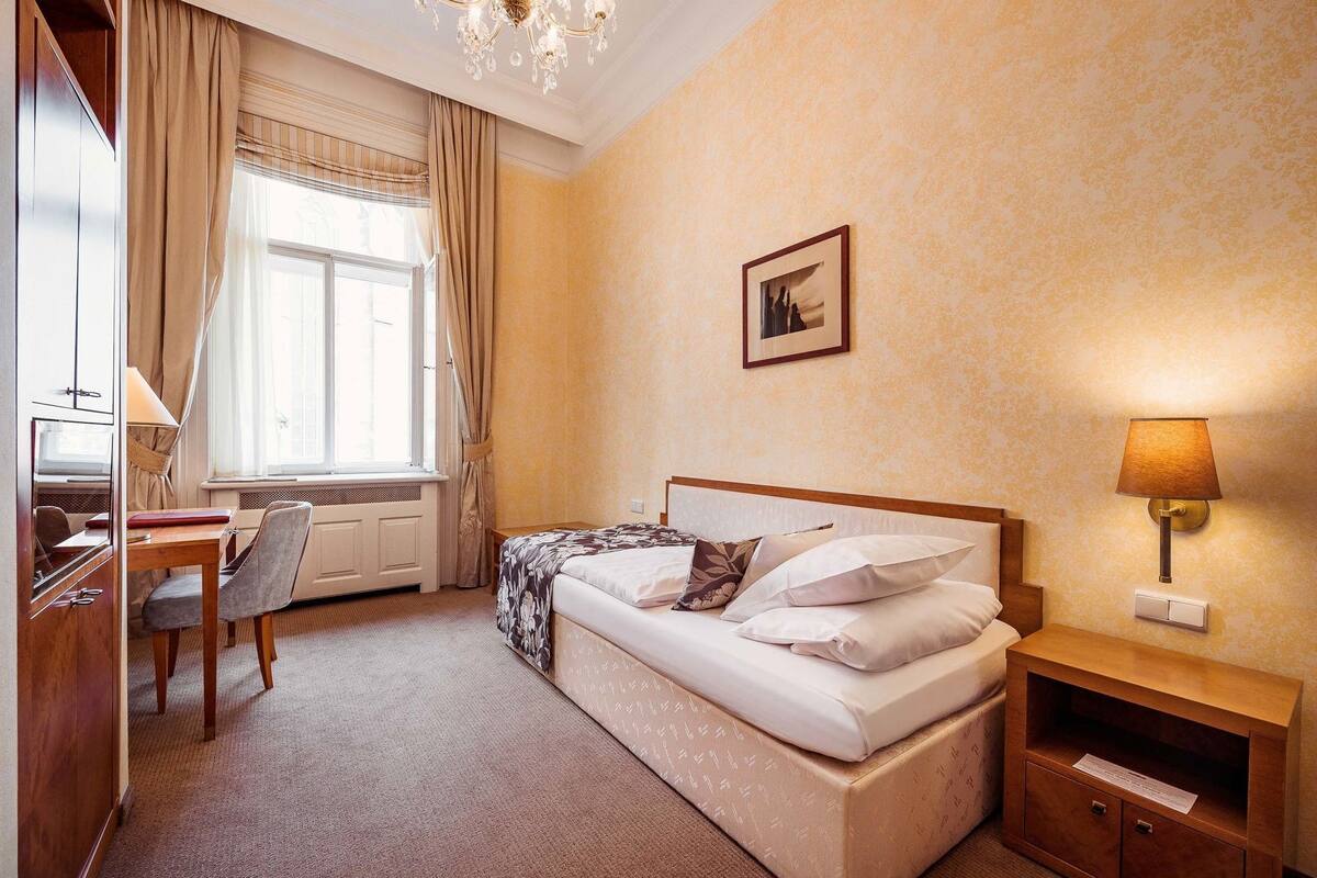 Hypo-allergenic bedding, Select Comfort beds, minibar, in-room safe