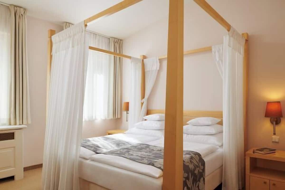 1 bedroom, hypo-allergenic bedding, Select Comfort beds, minibar