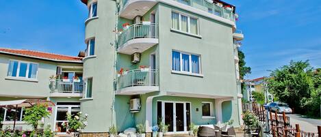 Fachada de la propiedad