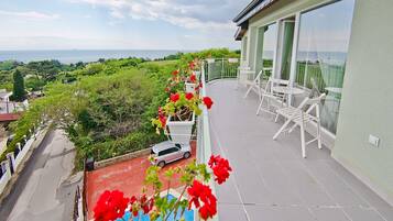 Appartamento panoramico, vista mare | Minibar, tende oscuranti, ferro/asse da stiro, Wi-Fi gratuito