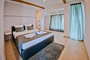 Appartement panoramique, vue sur la mer | Minibar, rideaux d’obscurcissement, fer et planche à repasser