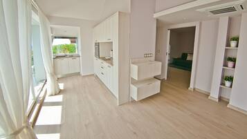 Panoraamahuoneisto, merinäköala | Minibaari, pimennysverhot, äänieristys, silitysrauta/-lauta