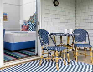A room with a bed, a small table, and two chairs. - Yachtsman Hotel & Marina Club (Kennebunkport)