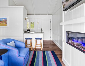 Phòng, 1 giường cỡ king (Harbor View King -Dog Friendly) | Bộ đồ giường cao cấp, chăn bông, nệm có lớp đệm bông 