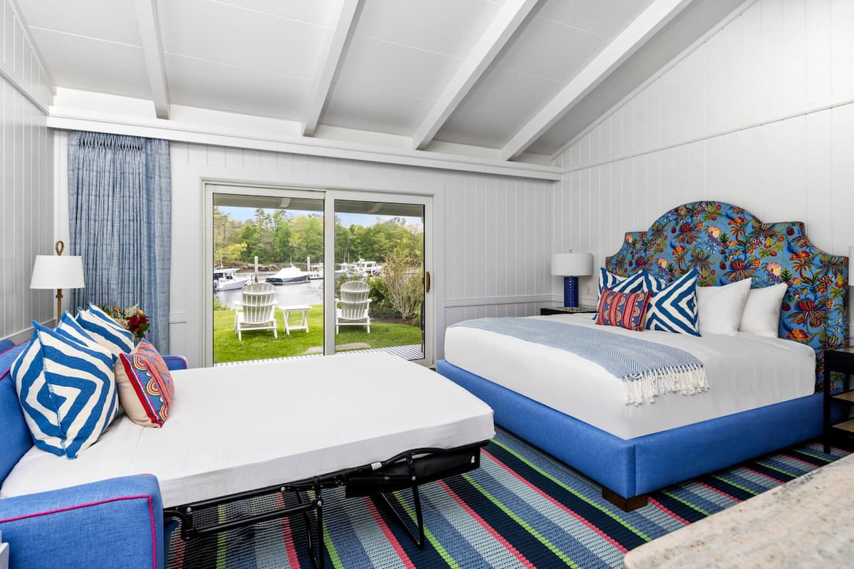 Huone, 1 suuri parisänky (Harbor View King ADA with Sofa Bed) | Ylelliset vuodevaatteet, untuvapeitot, pillowtop-patjalliset sängyt