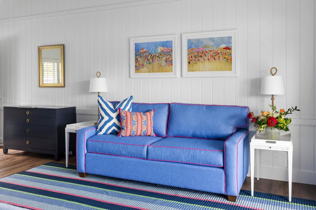 Huone, 1 suuri parisänky (Harbor View King with Sofa Bed) | Ylelliset vuodevaatteet, untuvapeitot, pillowtop-patjalliset sängyt