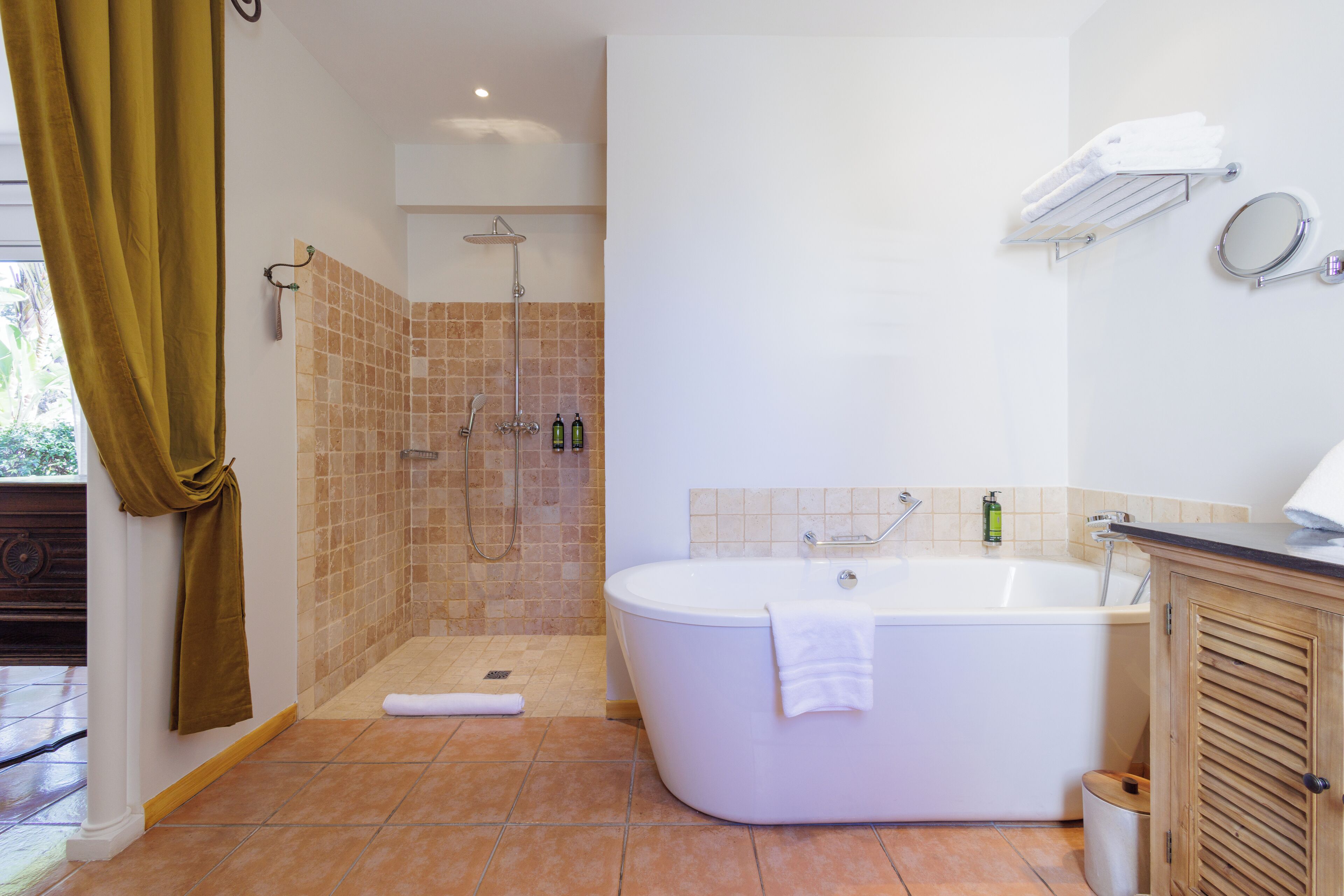 suite rez-de-jardin | bathroom | free toiletries, hair dryer, bathrobes, slippers