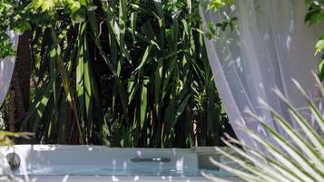Piscine extérieure (ouverte en saison), parasols de plage