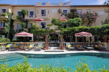 Seasonal outdoor pool, pool umbrellas, sun loungers. Hôtel La Villa Sainte Valérie Adults Only
