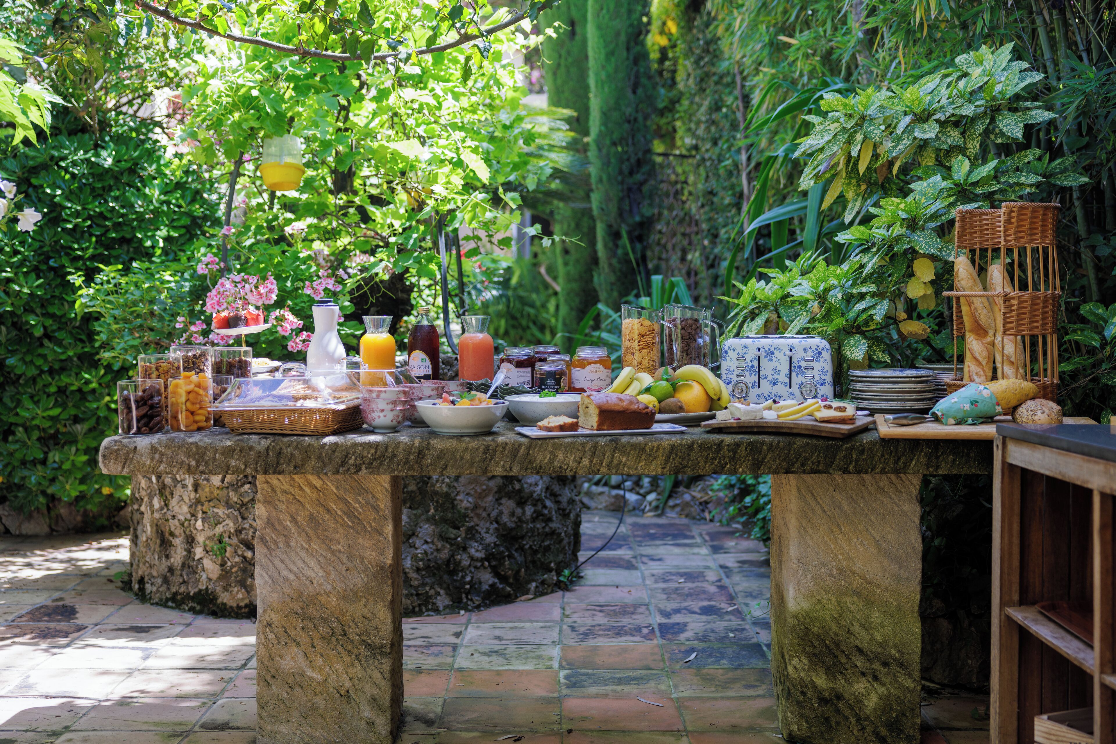 Petit déjeuner buffet (25 EUR par personne)