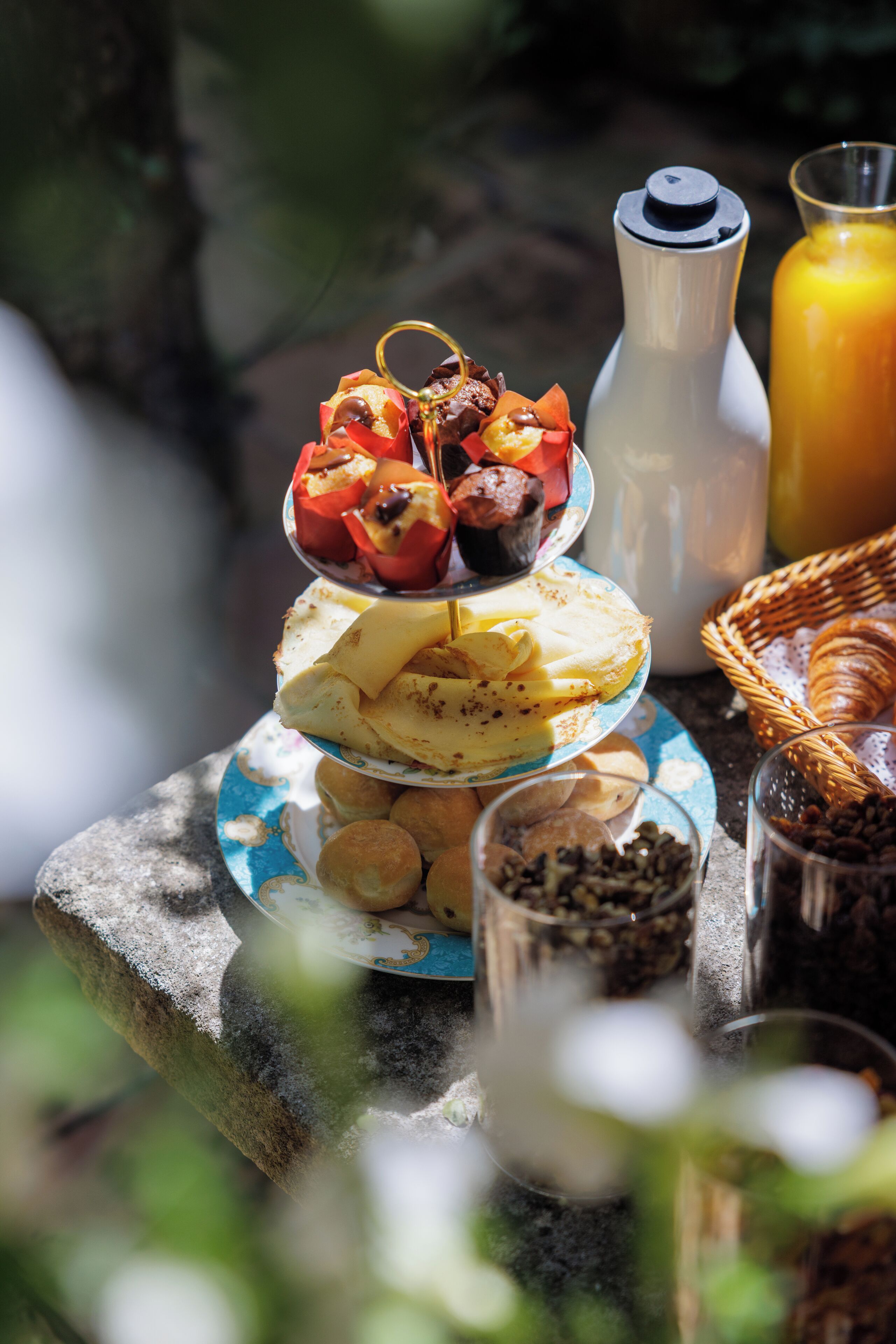 daily buffet breakfast (eur 25 per person)