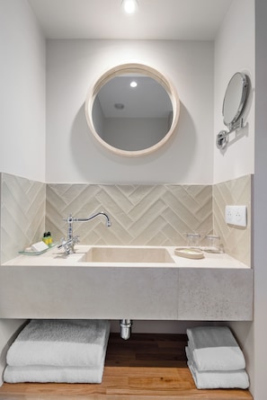 Chambre Confort Rez-de-jardin | Salle de bain | Articles de toilette (gratuits), séchoir à cheveux, peignoirs