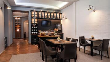 Petit déjeuner buffet (14 EUR par personne)