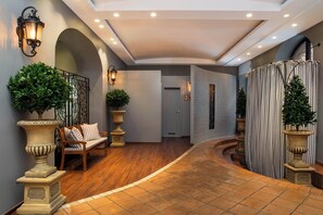 Interior entrance - Mamaison Residence Izabella Budapest (Budapest)