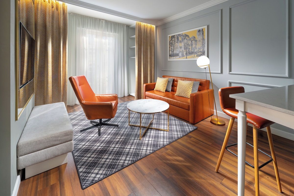 Suite – classic, 1 kingsize-seng, ikke-røyk, bakgårdsutsikt | Oppholdsområde
