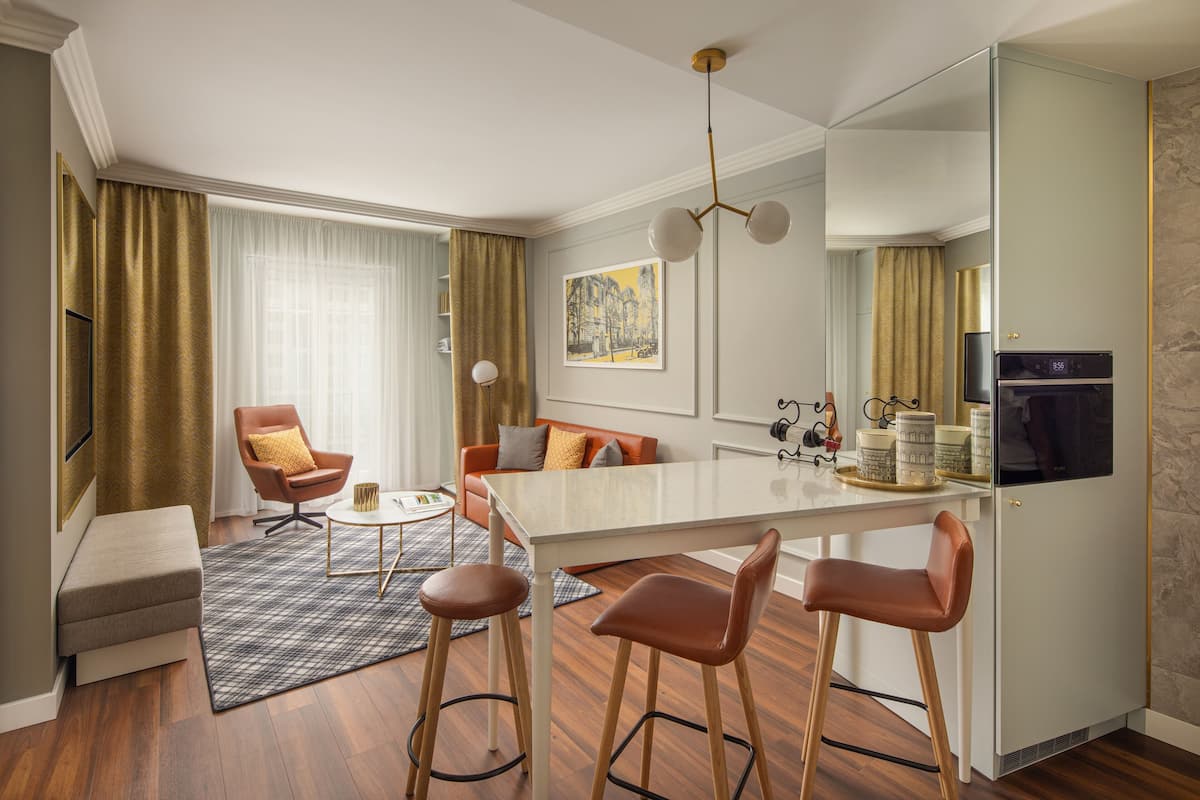Deluxe Suite, 1 King Bed with Sofa bed, Courtyard View | Living room