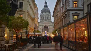 A street with historic buildings, a dome structure, and a Christmas market. - Mamaison Residence Izabella Budapest (Budapest)
