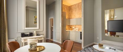 Deluxe Suite, 1 King Bed with Sofa bed, Courtyard View | Living room