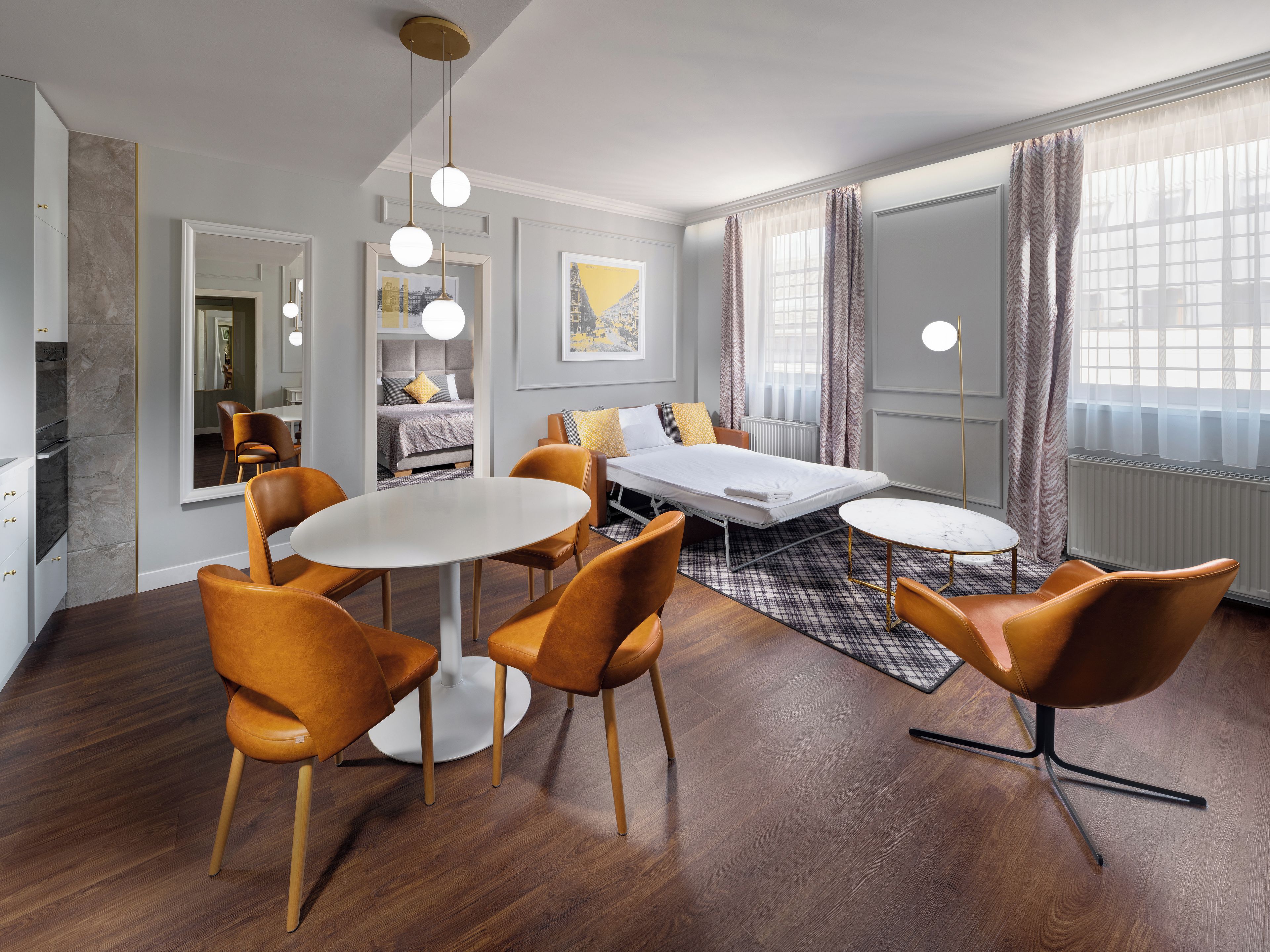 Une chambre d’hôtel moderne, équipée d’un lit, d’une table à manger et de chaises.