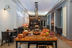 Daily buffet breakfast (EUR 17 per person) - Mamaison Residence Izabella Budapest (Budapest)