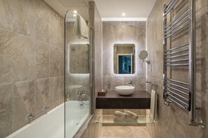 Bañera con ducha, artículos de tocador ecológicos, secador de pelo