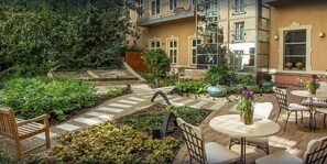 Courtyard view - Mamaison Residence Izabella Budapest (Budapest)