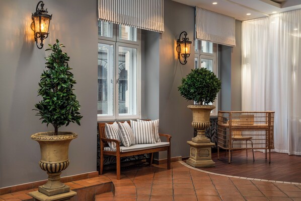 Lobby sitting area - Mamaison Residence Izabella Budapest (Budapest)