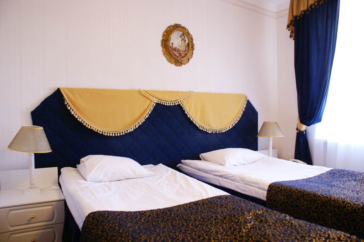 In-room safe, desk, bed sheets