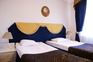 Cofres nos quartos, escrivaninha, roupa de cama