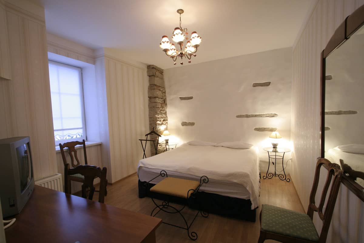 Standard Double or Twin Room | In-room safe, desk, bed sheets