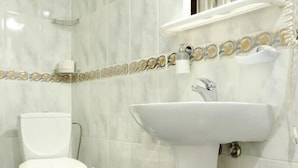 Family Room | Bathroom | Combined shower/tub, hair dryer, towels - Olevi Residence (Tallinn)