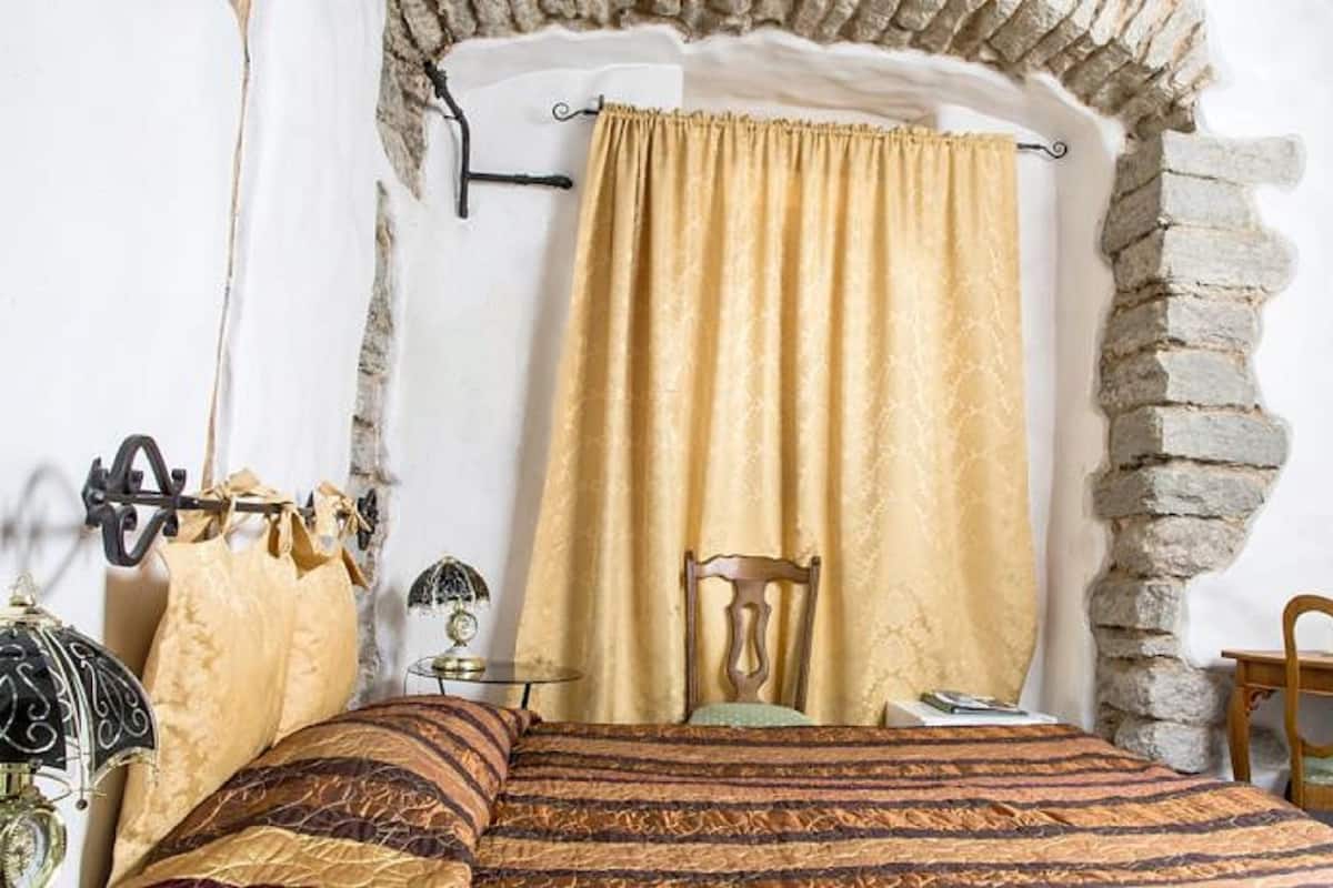 In-room safe, desk, bed sheets