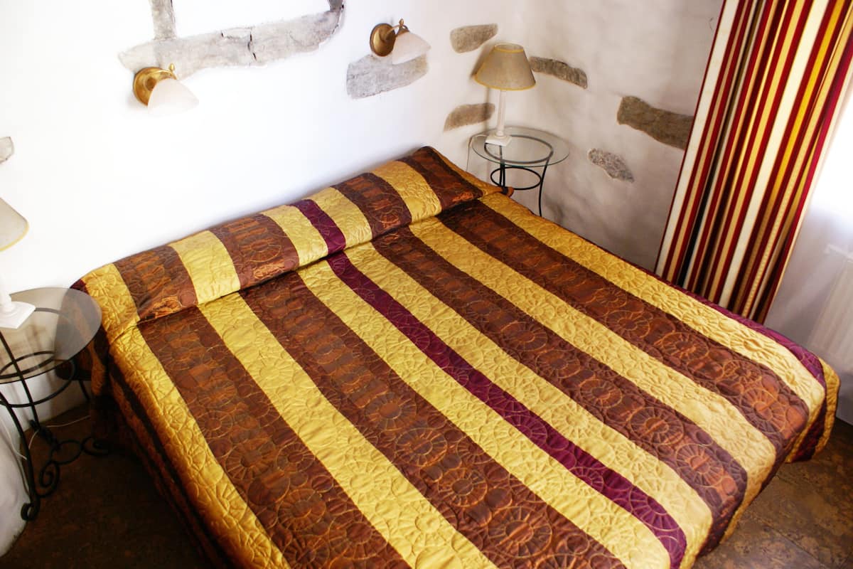 Family Room | In-room safe, desk, bed sheets