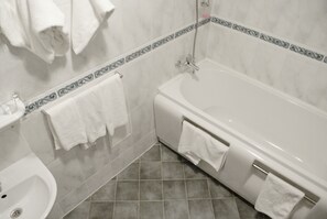 Chuveiro/banheira combinados, secador de cabelo, toalhas de banho 