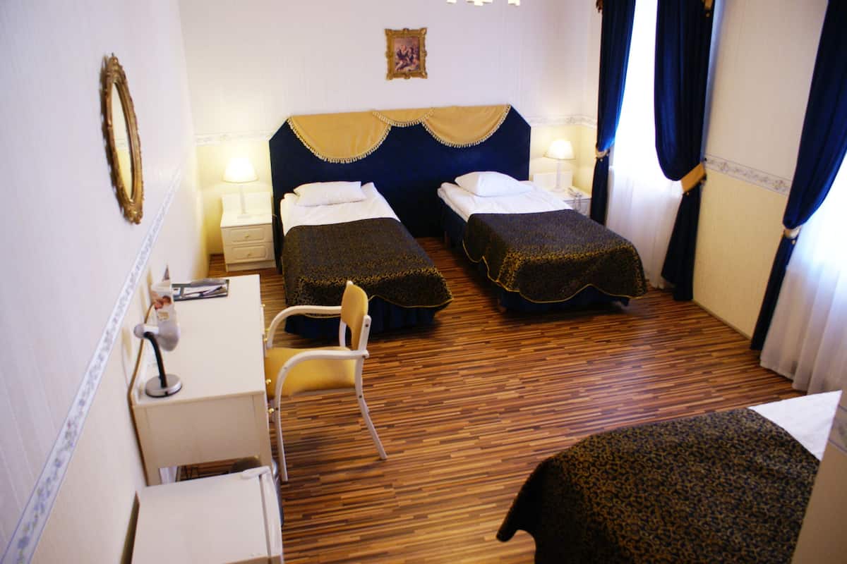 Triple Room | In-room safe, desk, bed sheets