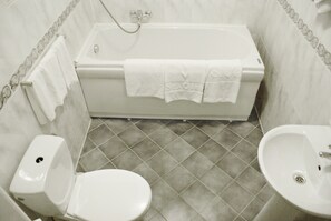 Chuveiro/banheira combinados, secador de cabelo, toalhas de banho 