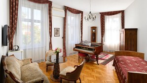 Deluxe Suite | Living area | 32-inch flat-screen TV with cable channels, TV - Kalvin House Budapest (Budapest)