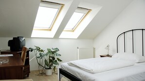 Hypo-allergenic bedding available, in-room safe - Kalvin House Budapest (Budapest)