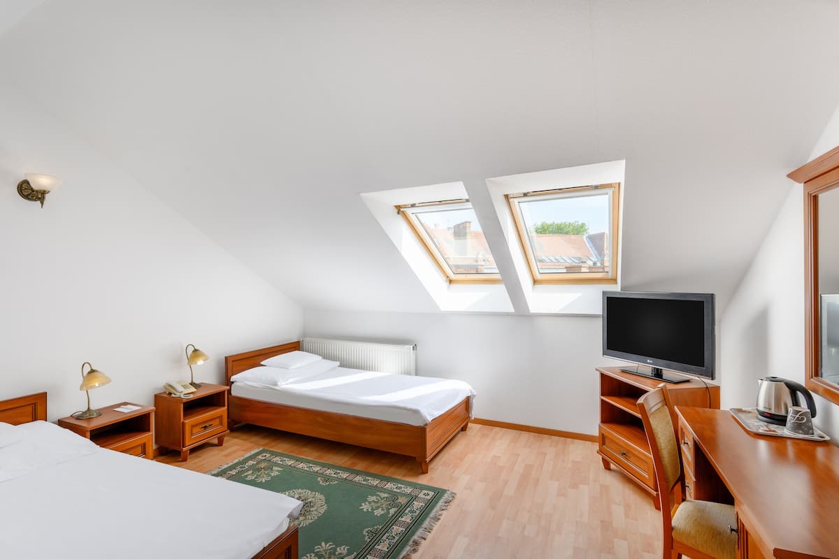 Twin Room, 2 Twin Beds | Hypo-allergenic bedding available, in-room safe
