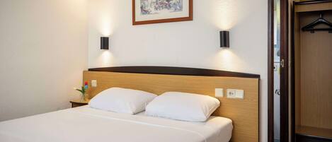 Standard Room, 1 Double Bed | Down comforters, desk, soundproofing, free WiFi