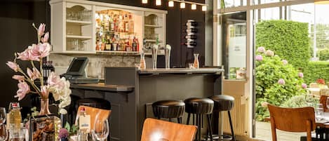 Breakfast, lunch and dinner served