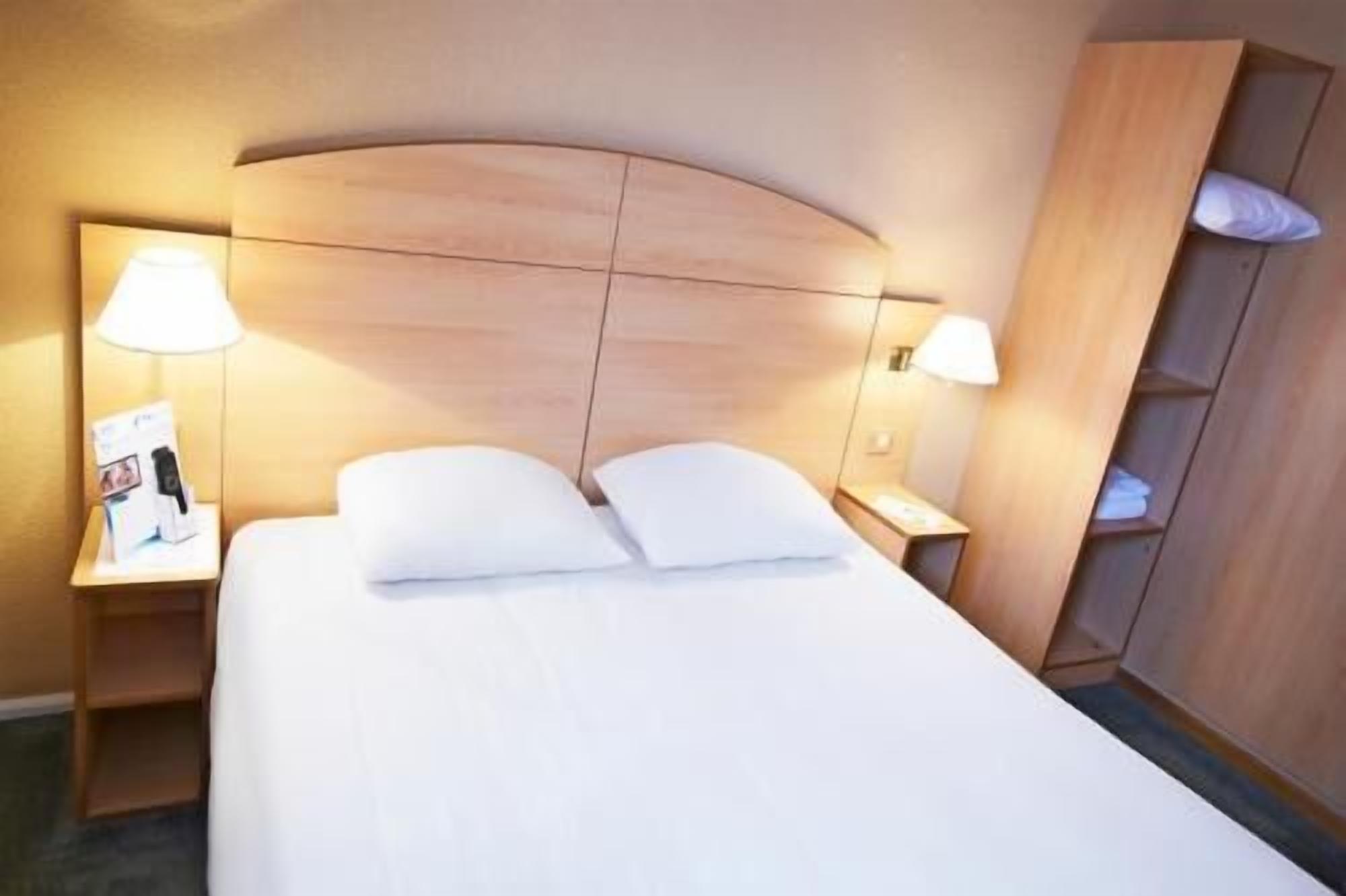 Escritorio, cortinas blackout y tabla de planchar con plancha 