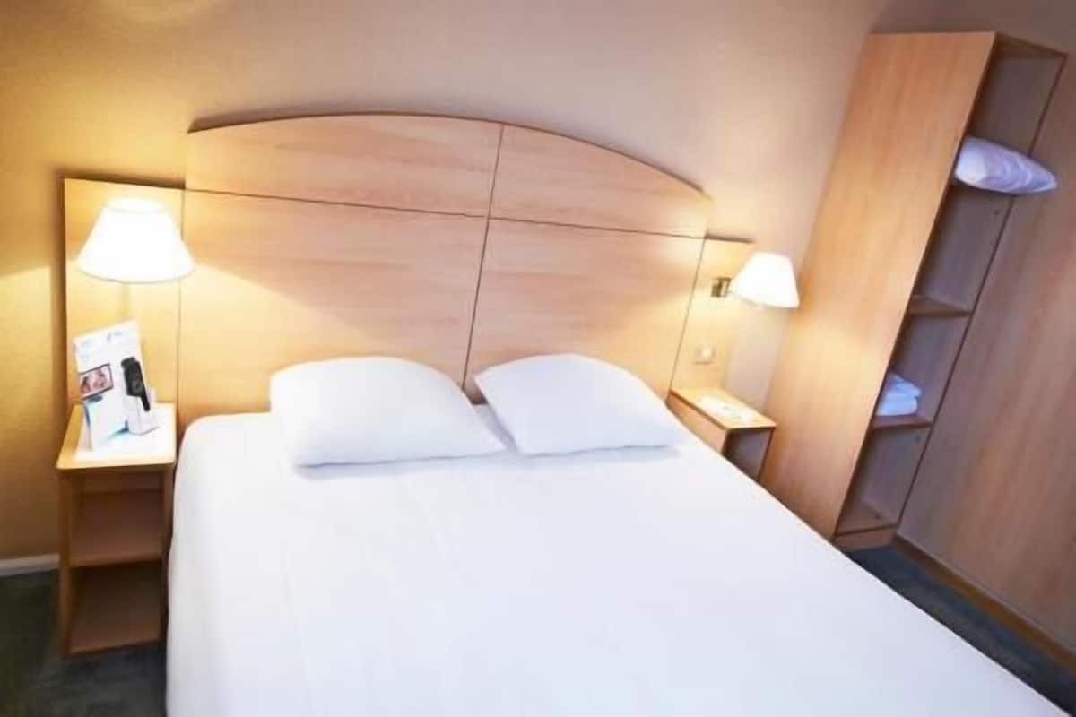 Desk, blackout drapes, iron/ironing board, free WiFi